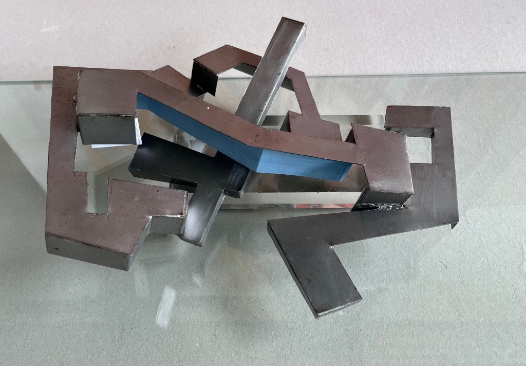 Z.T 2025, Metaal 31 x 25 x 7 cm